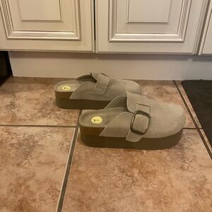 Cushionaire women’s platform clogs